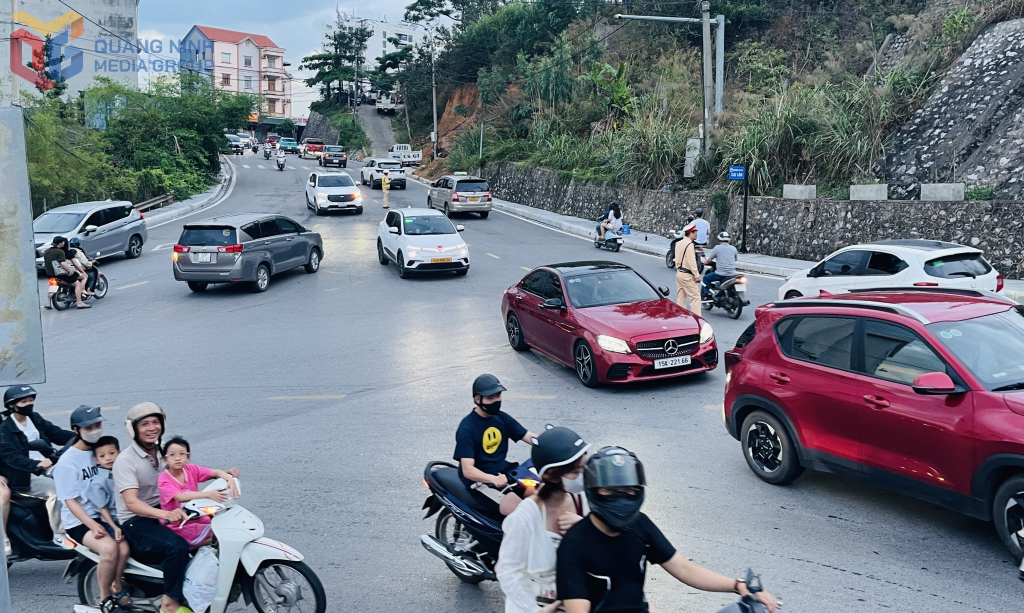5 ngày nghỉ lễ mật độ phương tiện giao thông tăng cao, tuy nhiên tình hình ANTT, TTATGT vẫn được đảm bảo. So với cùng kỳ năm 2024, số vụ, số người tử vong do TNGT đều giảm mạnh.