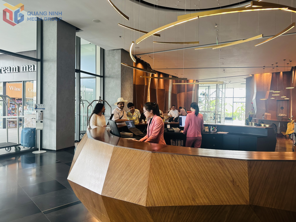 Du khách làm thủ tục nhận phòng tại khách sạn Citadines Marina Halong