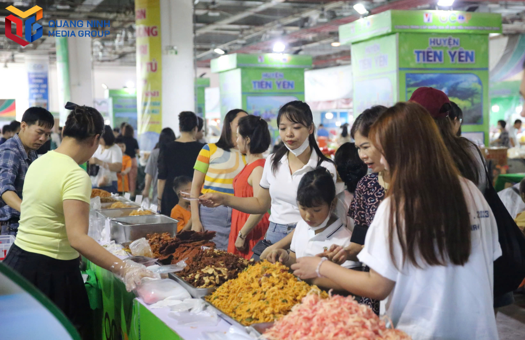 Hội chợ OCOP khu vực Đồng bằng sông Hồng - Quảng Ninh 2025 là điểm đến hấp dẫn trong dịp nghỉ lễ.