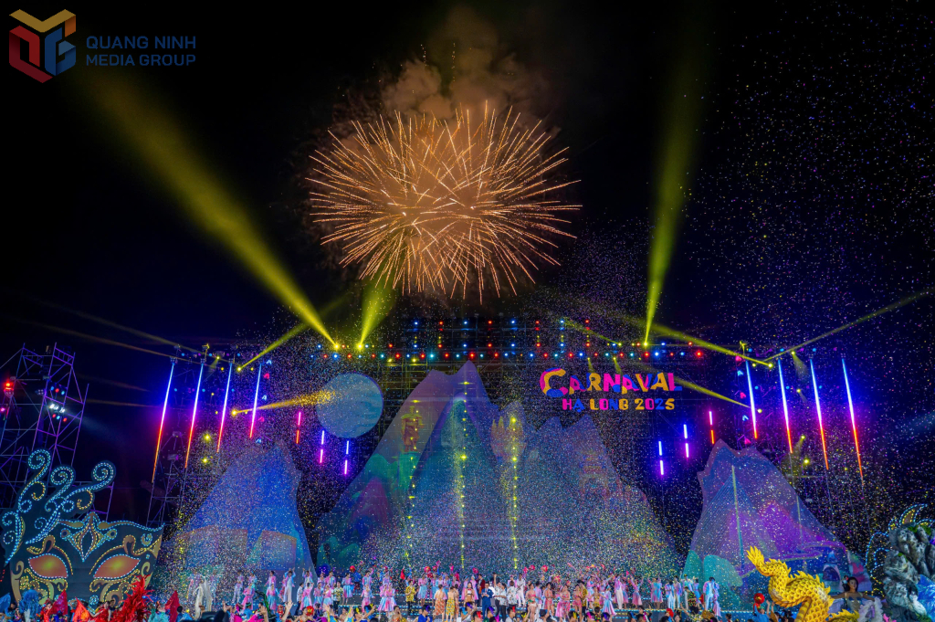 Màn bắn pháo hoa Carnaval Hạ Long 2025 rực rỡ sắc màu, đầy cảm xúc.