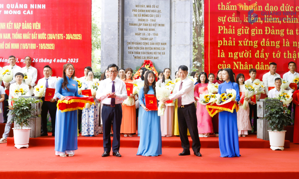 Đảng bộ TP Móng Cái trao quyết định kết nạp cho 90 đảng viên mới nhân kỷ niệm 50 năm Giải phóng miền Nam, thống nhất đất nước.