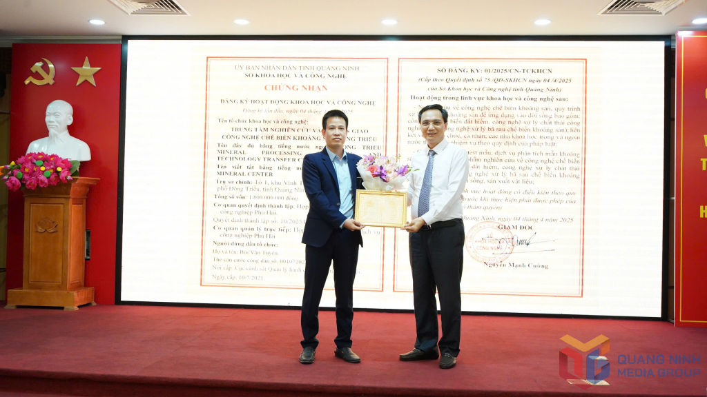  Lãnh đạo Sở KH&CN đã trao giấy Chứng nhận đăng ký hoạt động KHCN cho Trung tâm nghiên cứu và chuyển giao công nghệ chế biến khoáng sản Đông Triều. Ảnh: Nguyên Ngọc - Như Hoa (Sở KH&CN) 