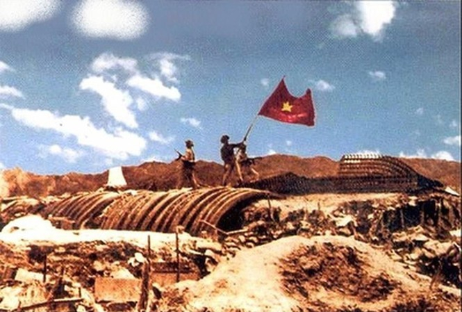 Ngày 7/5/1954, toàn bộ tập đoàn cứ điểm của địch ở Điện Biên Phủ đã bị quân ta tiêu diệt, lá cờ “Quyết chiến quyết thắng” đã tung bay trên nóc hầm Đờ Cát. Ảnh: Tư liệu