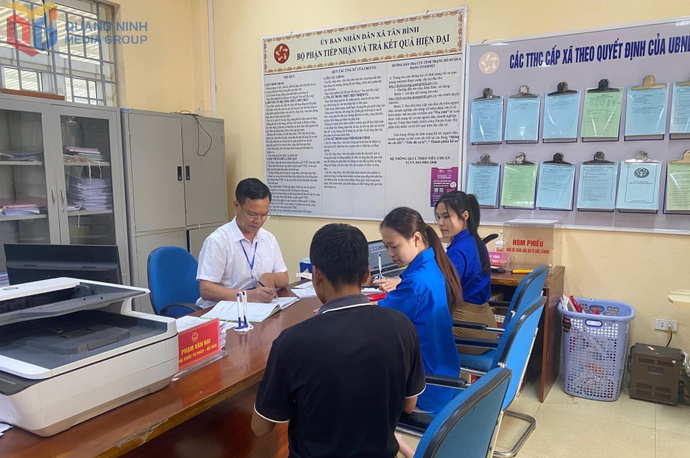 ĐVTN xã Tân Bình (Đầm Hà) hướng dẫn công dân sử dụng dịch vụ công trực tuyến nộp TTHC. Ảnh: Ngọc Trâm