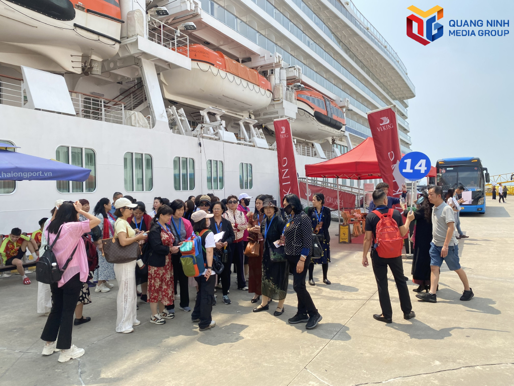 Du khách tàu biển tấp nập chuẩn bị đi thăm các điểm du lịch của Quảng Ninh. 