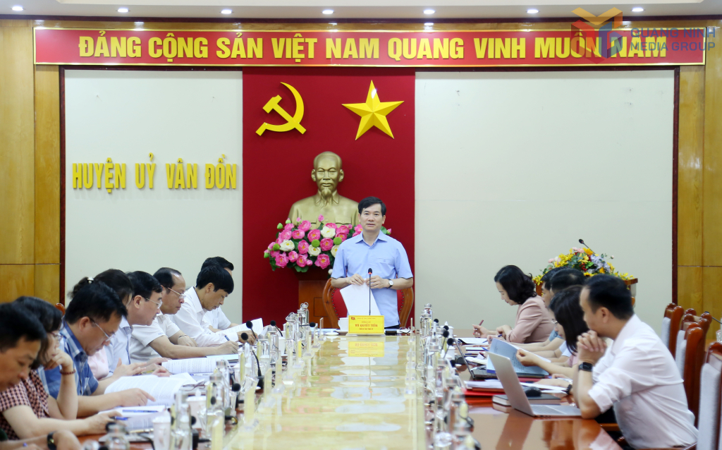 Đồng chí Vũ Quyết Tiến, Phó Bí thư Tỉnh ủy chủ trì làm việc với Ban Thường vụ Huyện ủy Vân Đồn.