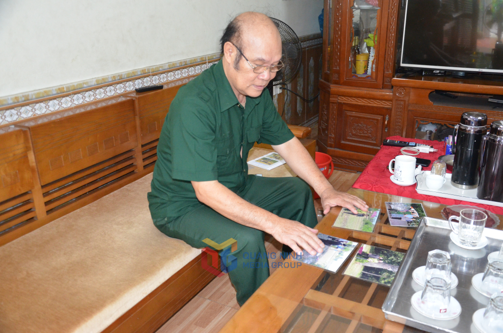 CCB Lê Long Triệu xem lại hình ảnh về thời gian ông cùng người thân đi tìm mộ liệt sĩ.