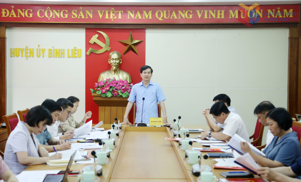 Đồng chí Vũ Quyết Tiến, Phó Bí thư Tỉnh ủy kết luận cuộc làm việc với Ban Thường vụ Huyện ủy Bình Liêu.