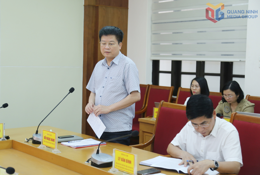 Đồng chí Đỗ Ngọc Nam, Bí thư Huyện Bình Liêu, báo cáo tại cuộc họp.