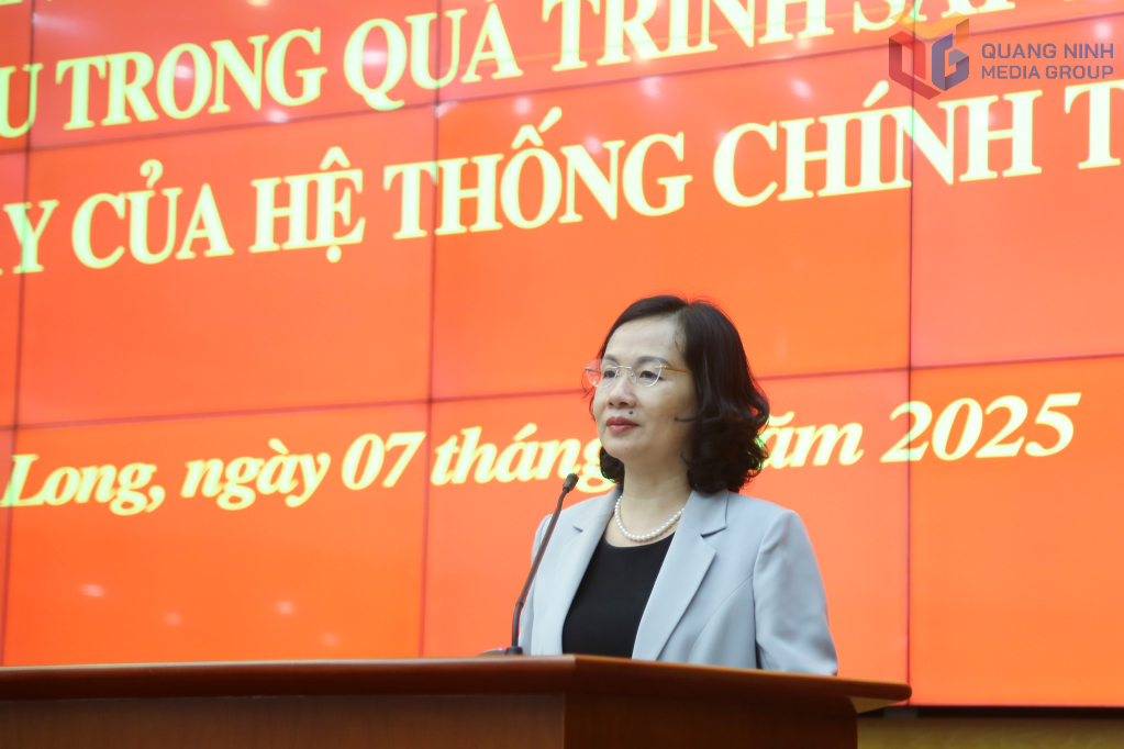 Đồng chí Bùi Thúy Phượng, Trưởng Ban Tổ chức Tỉnh ủy, phát biểu chỉ đạo tại hội nghị.