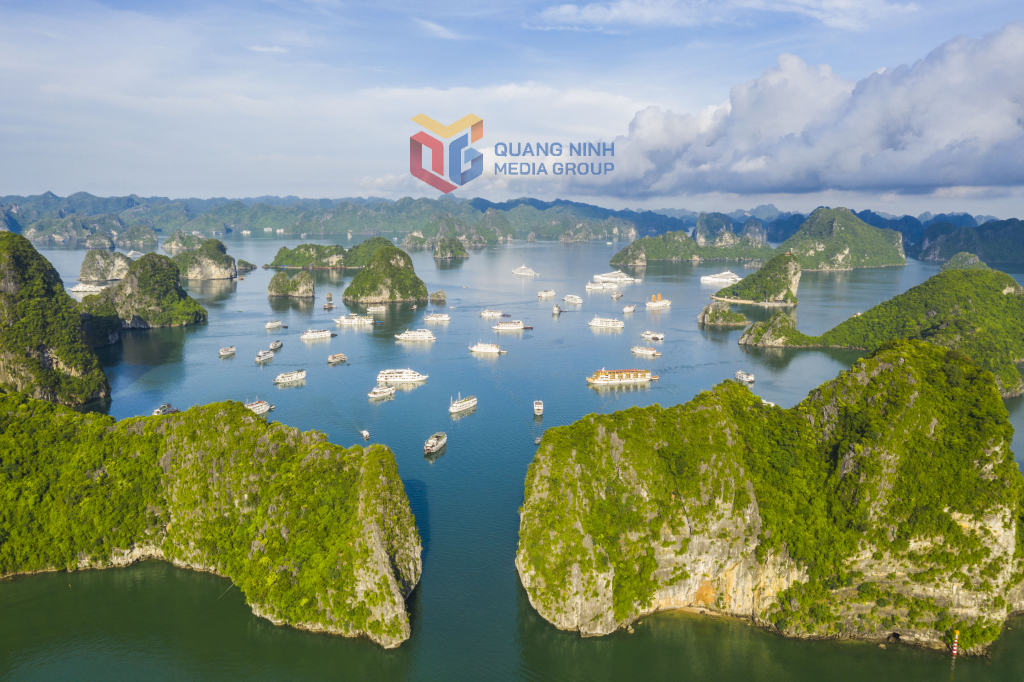 Vẻ đẹp vịnh Hạ Long trong nắng. Ảnh Khánh Giang