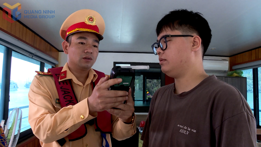Đội CSĐT, Phòng CSGT (Công an tỉnh) kiểm tra việc chấp hành quy định cấm thuyền trưởng, thuyền viên, nhân viên sử dụng rượu bia trong ca làm việc trên phương tiện đường thủy nội địa.