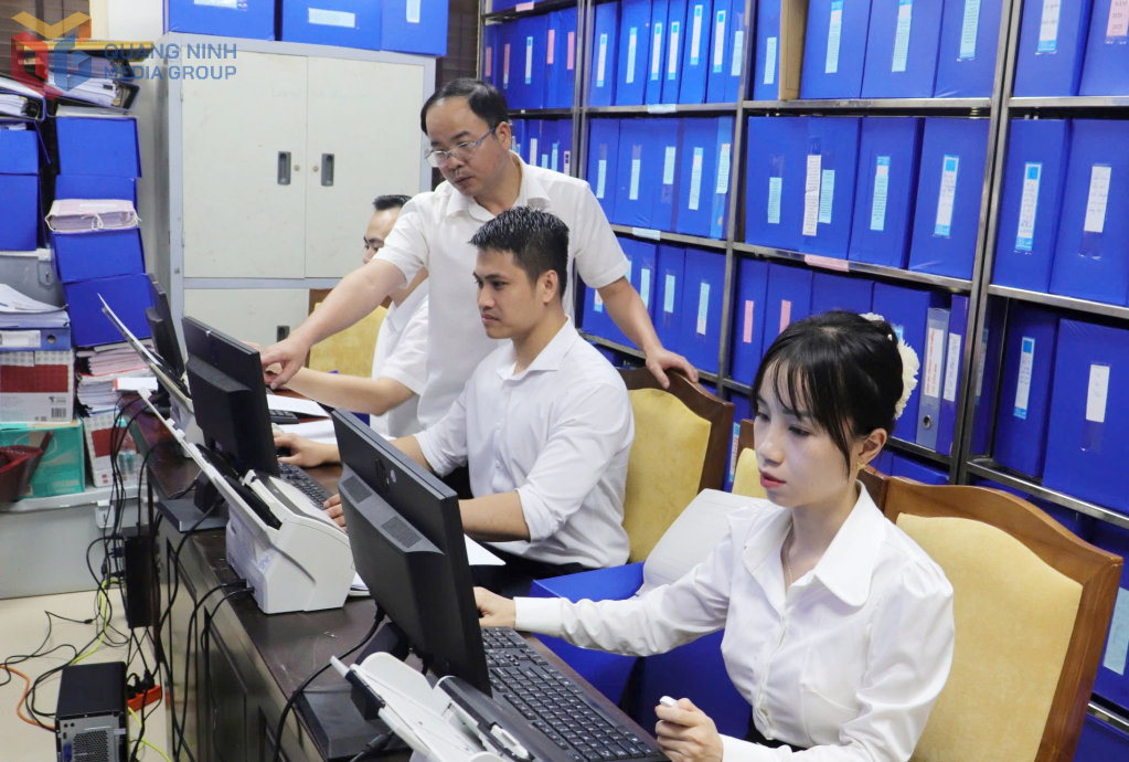 Tổ tham mưu công tác chuyển đổi số trong Cơ quan Uỷ ban Kiểm tra Tỉnh uỷ đang thực hiện số hóa tài liệu kiểm tra, giám sát nhiệm kỳ 2020-2025.