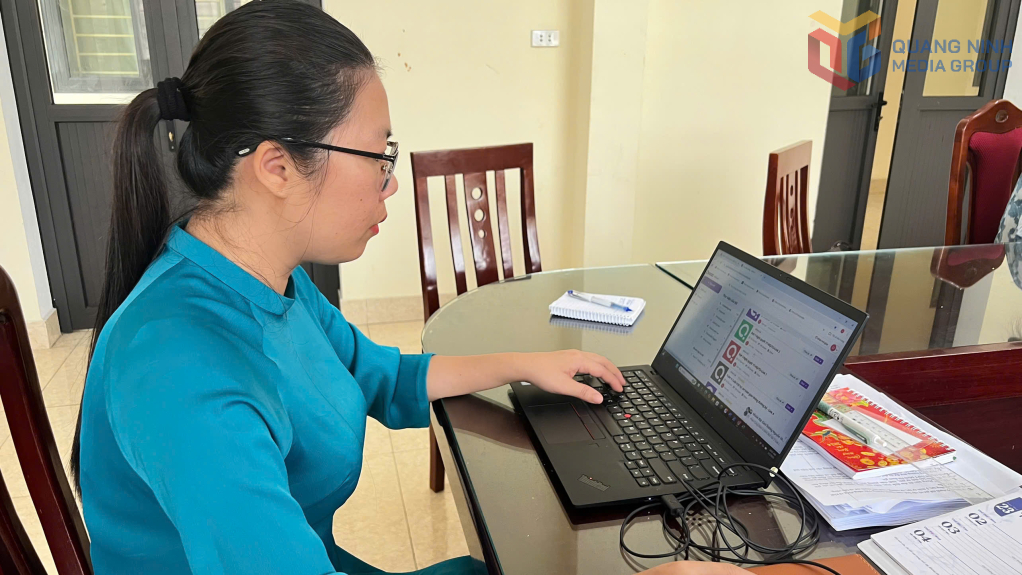 Giáo viên trường THPT Minh Hà ứng dụng công nghệ số trong công tác.