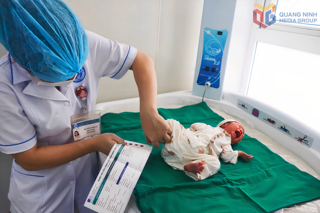 Trung tâm Y tế huyện Đầm Hà lấy máu gót chân của trẻ sơ sinh để thực hiện chẩn đoán sàng lọc sơ sinh.