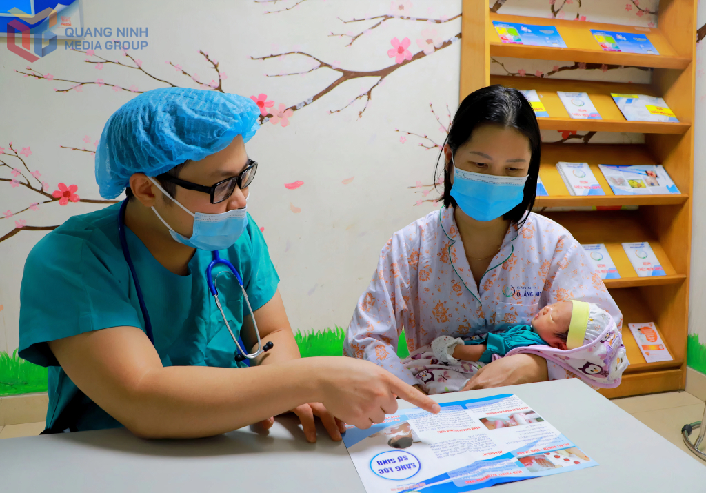 Bác sĩ Bệnh viện Sản nhi Quảng Ninh tư vấn sàng lọc sơ sinh cho phụ nữ sau sinh.