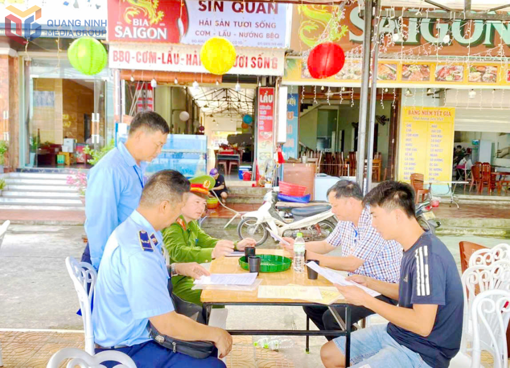 Cán  bộ ĐỘi QLTT số 3 tuyên truyền, vận động các hộ kinh doanh trên địa bàn chấp hành nghiêm các quy định của pháp luật về kinh doanh thương mại. 