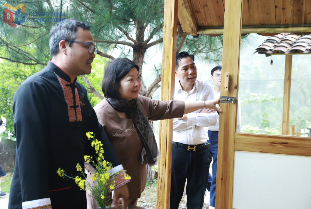 Bà Cao Thị Thu Vân, Chủ tịch Liên minh HTX Việt Nam, khảo sát đánh giá mô hình phát triển kinh tế tập thể, HTX tại huyện Bình Liêu, tháng 4/2025. Trong ảnh khảo sát tại HTX Hoa Bình Liêu, xã Hoành Mô, tháng 4/2025.