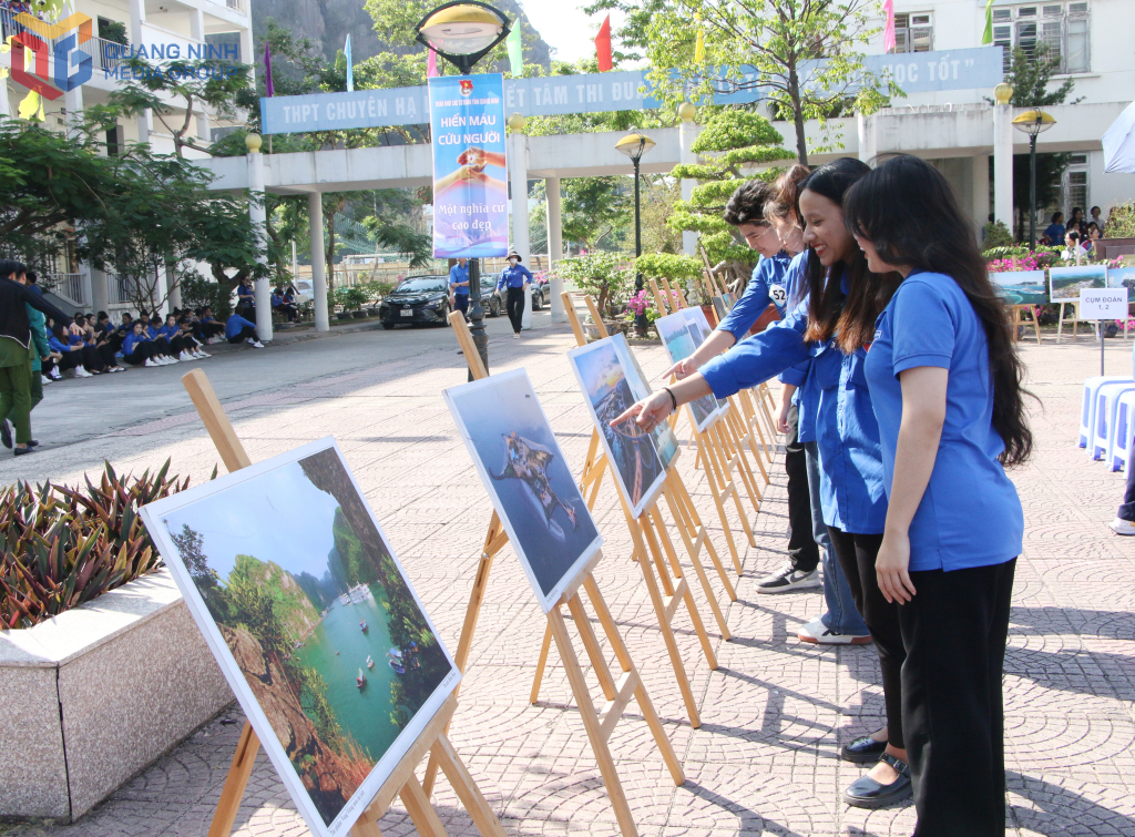 ĐVTN xem triển lãm trưng bày ảnh về các hệ giá trị Quảng Ninh tại Ngày hội “Khát vọng cống hiến - Lẽ sống thanh niên” năm 2024.