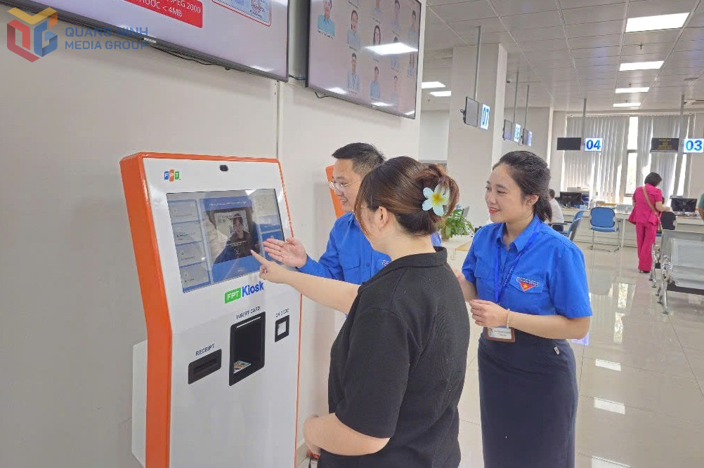 Đoàn viên thanh niên Trung tâm Phục vụ hành chính công tỉnh hướng dẫn người dân thực hiện các bước đăng ký giải quyết thủ tục hành chính.