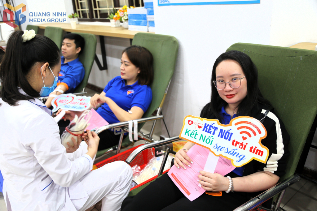 Đoàn Thanh niên UBND tỉnh phối hợp cùng Đoàn Thanh niên các cơ quan Đảng tỉnh, Công đoàn UBND tỉnh tổ chức Hiến máu tình nguyện đợt 1 - “Giọt hồng Đất mỏ”. Ảnh: Mai Linh