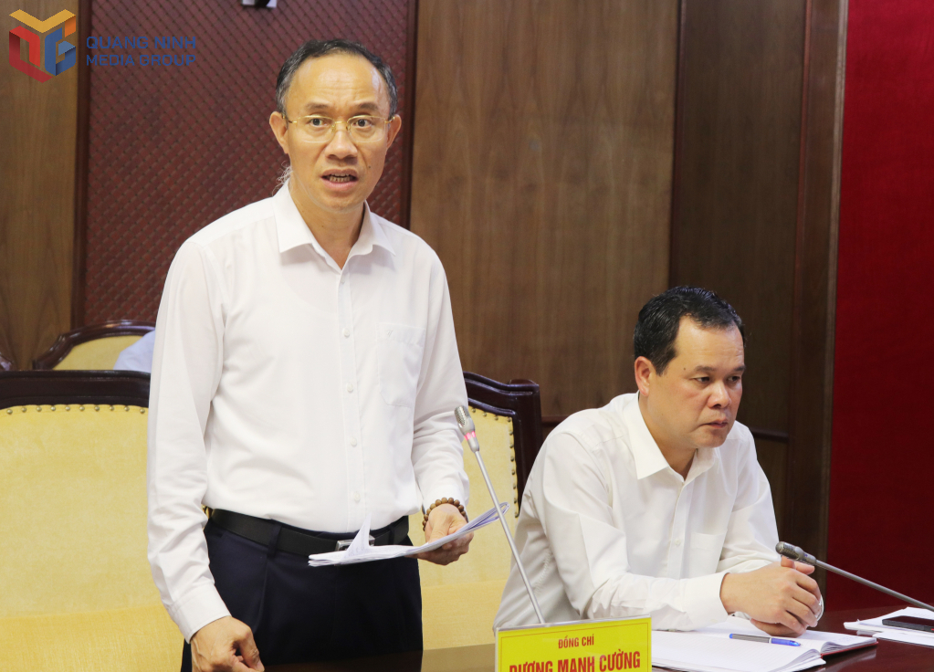 Lãnh đạo Văn phòng Tỉnh uỷ phát biểu tại hội nghị.