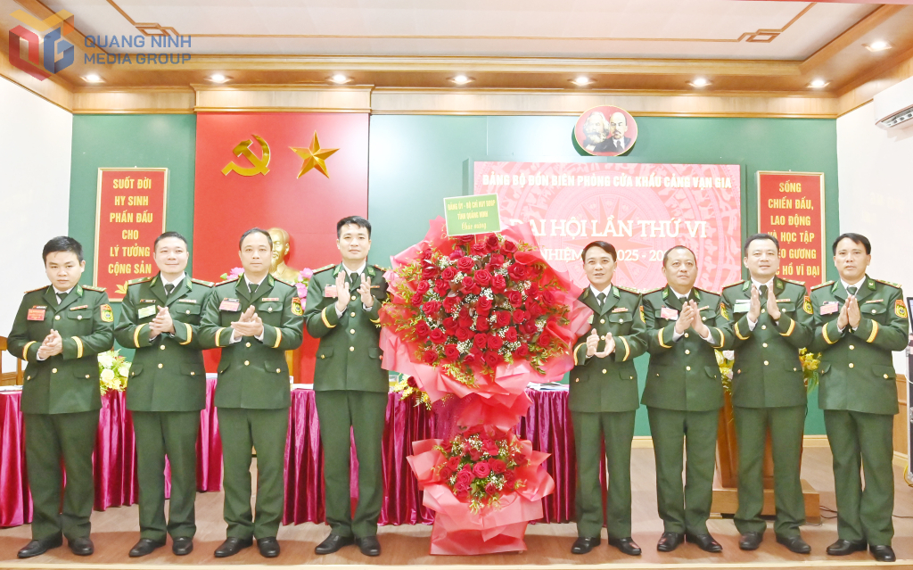 Đại tá Vũ Văn Hưng, Bí thư Đảng ủy, Chính ủy BĐBP tỉnh tặng hoa chúc mừng Đại hội.