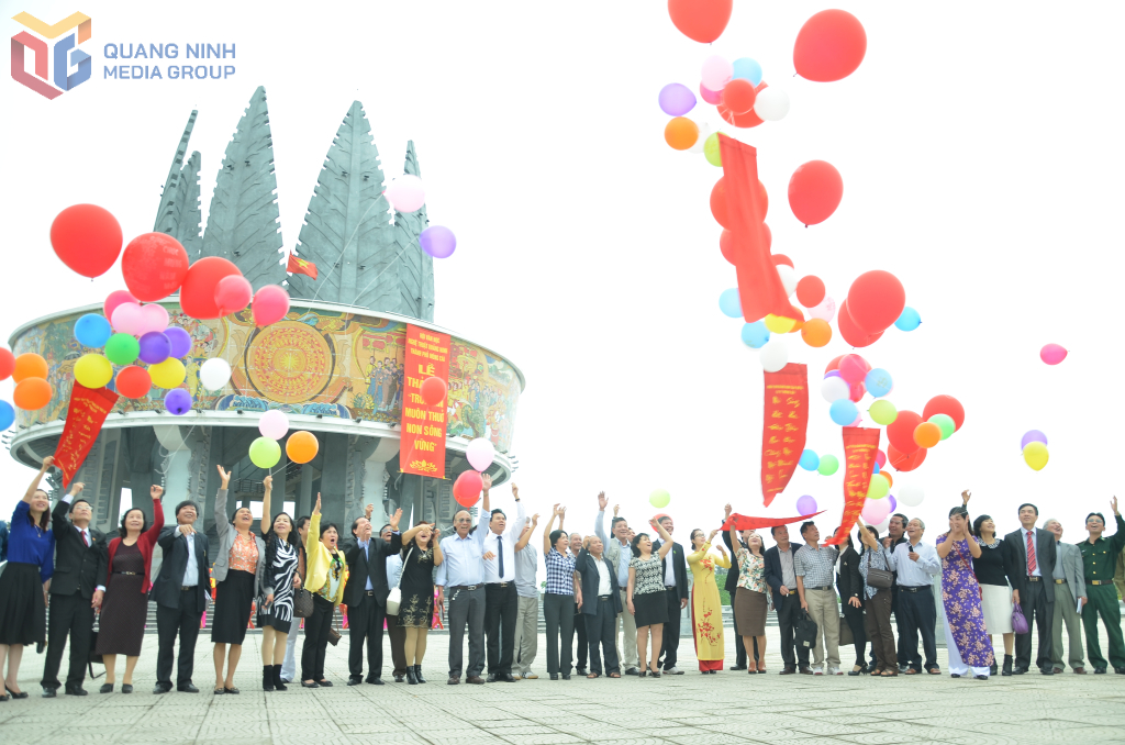 Văn nghệ sĩ Quảng Ninh thả thơ tại Móng Cái năm 2016.