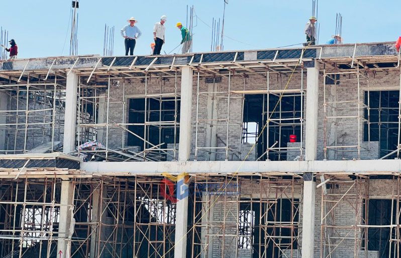 Dự án Trường THCS Hồng Thái Đông (TP Đông Triều) đang được nhà thầu gấp rút thi công. Ảnh Thanh Hằng