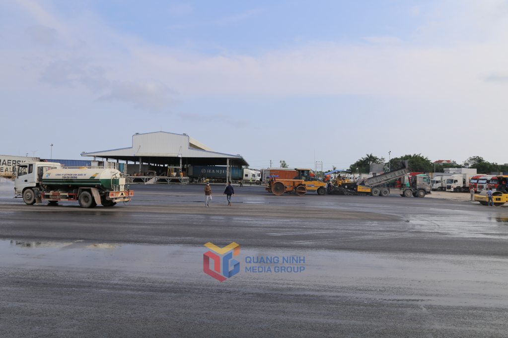 Công ty CP XNK Quốc tế Tân Đại Dương thảm nhựa san bãi kiểm hoá tại Lối thông quan Cầu Bắc Luân II