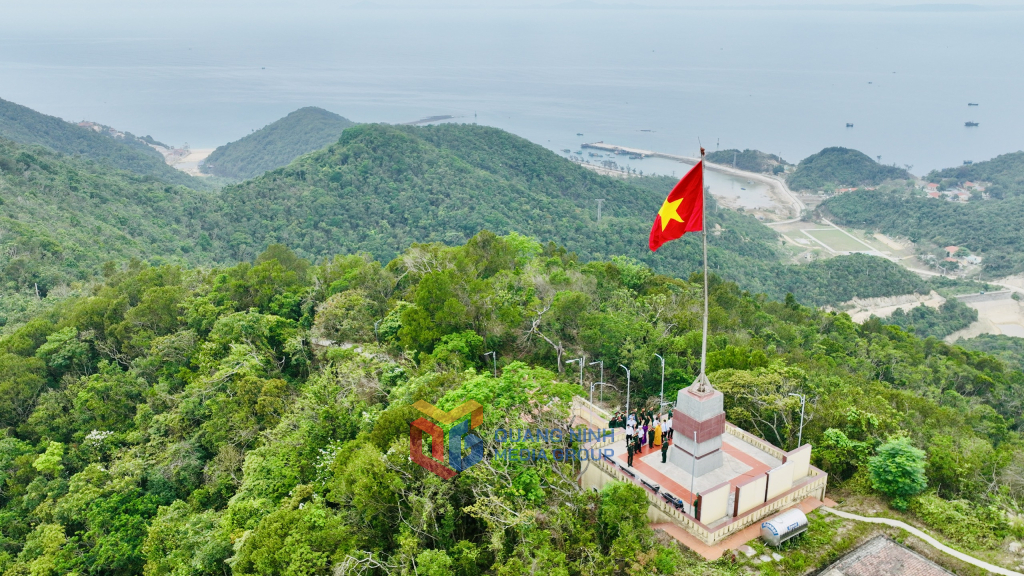 Cờ Tổ quốc tung bay trên đảo Trần.