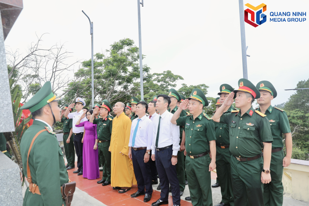 Đại diện chính quyền, lực lượng vũ trang và nhân dân trên đảo nghiêm trang làm lễ chào cờ trên đảo Trần.
