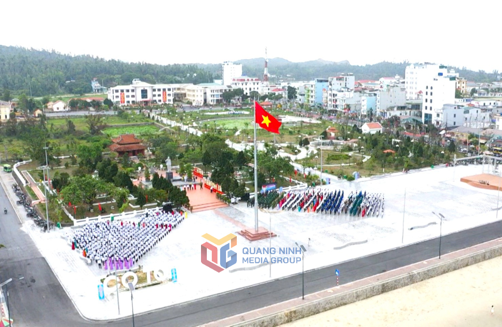 Nghi lễ thượng cờ trên đảo Cô Tô dịp kỷ niệm 64 năm Bác Hồ ra thăm đảo (9/5/1961 - 9/5/2025) diễn ra hết sức trang trọng, thiêng liêng.