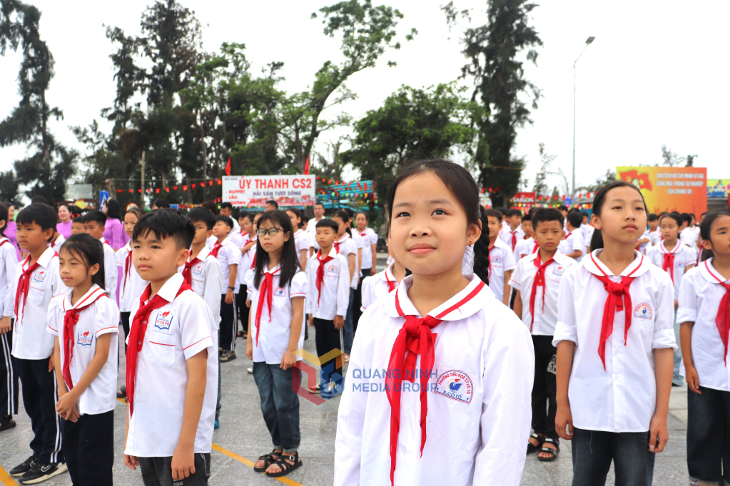 Các em học sinh nghiêm trang làm lễ chào cờ.