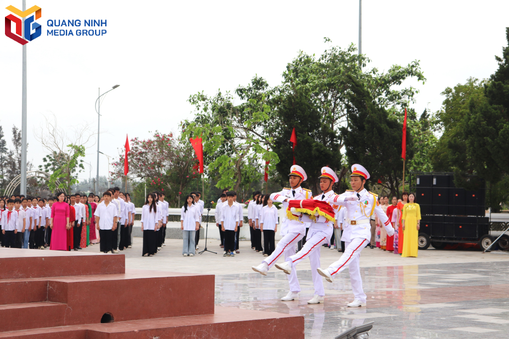 Đúng 7 giờ, nghi thức Thượng cờ bắt đầu.