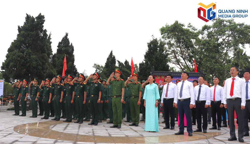 Các đồng chí lãnh đạo huyện thực hiện nghi thức chào cờ.