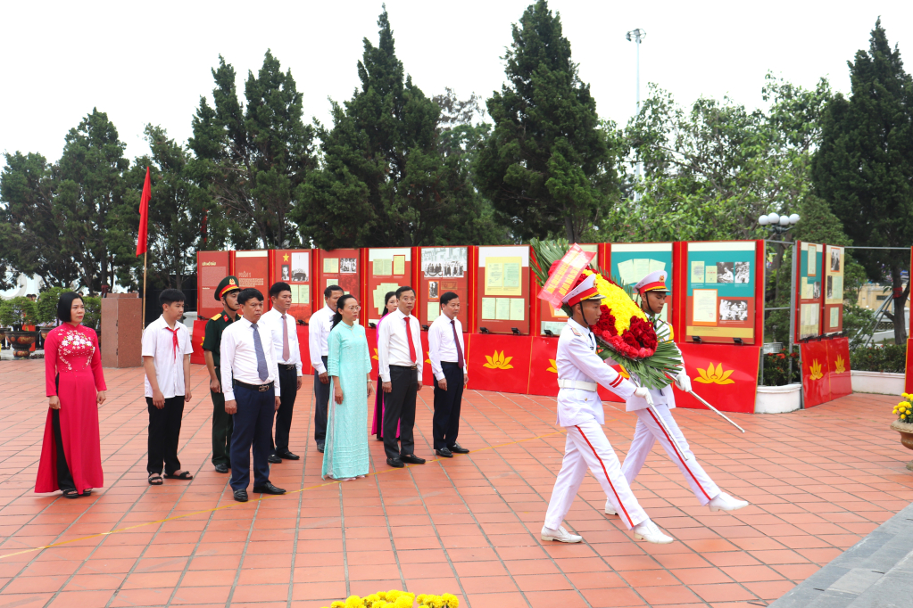 Các đại biểu dâng hoa tại tượng đài Chủ tịch Hồ Chí Minh.