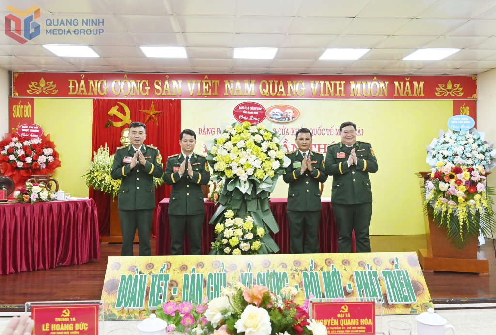 Đại tá Nguyễn Quang Hòa, Chỉ huy trưởng BĐBP tỉnh Quảng Ninh (thứ 2, bên phải) tặng hoa chúc mừng Đại hội Đảng bộ Đồn BPCKQT Móng Cái.