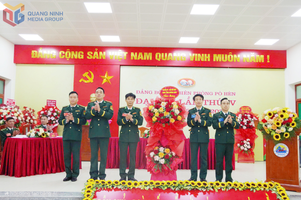 Đại tá Tô Văn Đồng, Phó Chỉ huy trưởng BĐBP tỉnh Quảng Ninh tặng hoa chúc mừng Đại hội Đồn BP Pò Hèn.