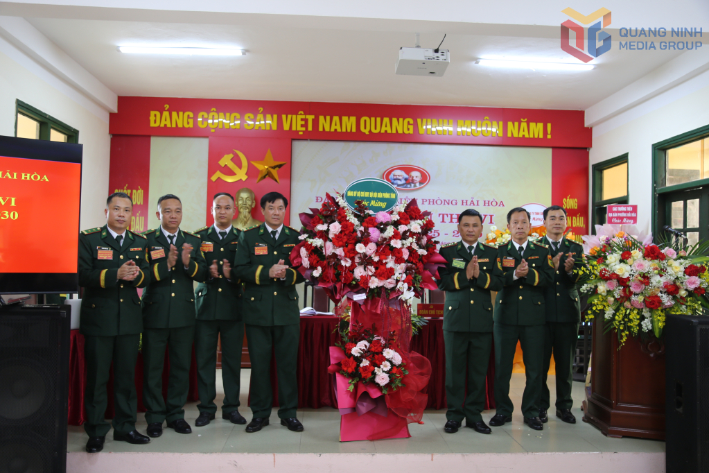 Đại tá Nguyễn Quang Hòa, Chỉ huy trưởng B ĐBP tỉnh tặng hoa chúc mừng Đại hội