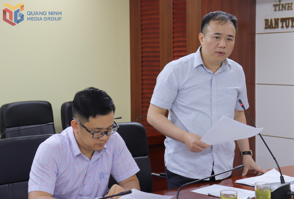 Lãnh đạo Sở Nội vụ phát biểu tại cuộc họp.