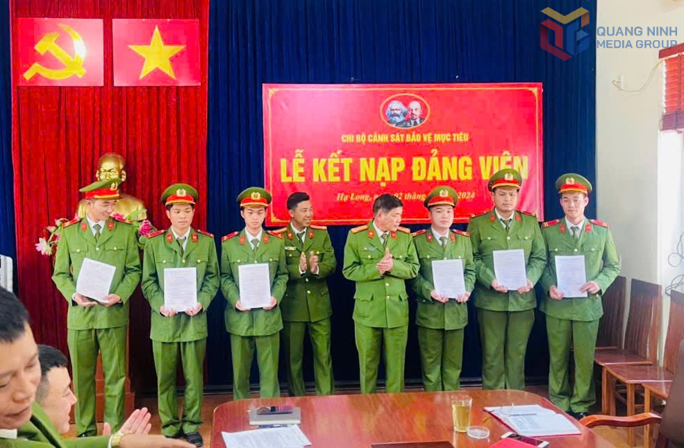 Lễ kết nạp đảng viên tại Phòng Cảnh sát cơ động.