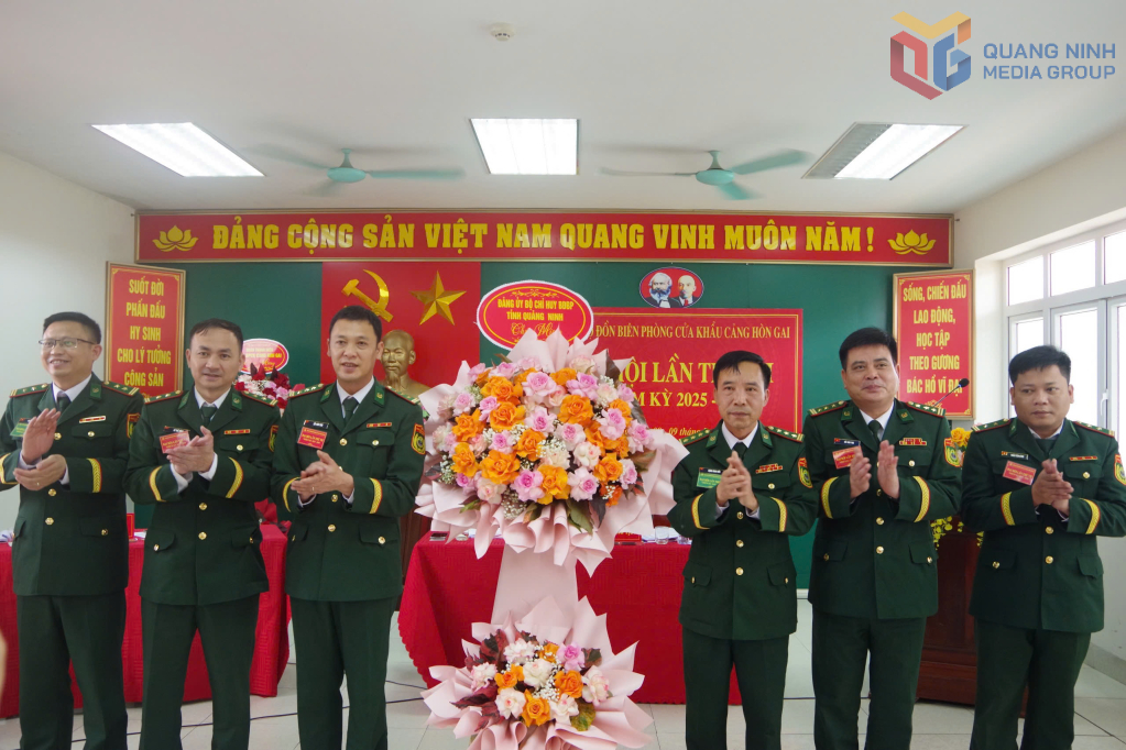 Đồng chí Thượng tá Đặng Minh Đức, Uỷ viên Ban Chấp hành Đảng bộ, Phó Chỉ huy trưởng BĐBP tỉnh Quảng Ninh tặng hoa chúc mừng Đại hội