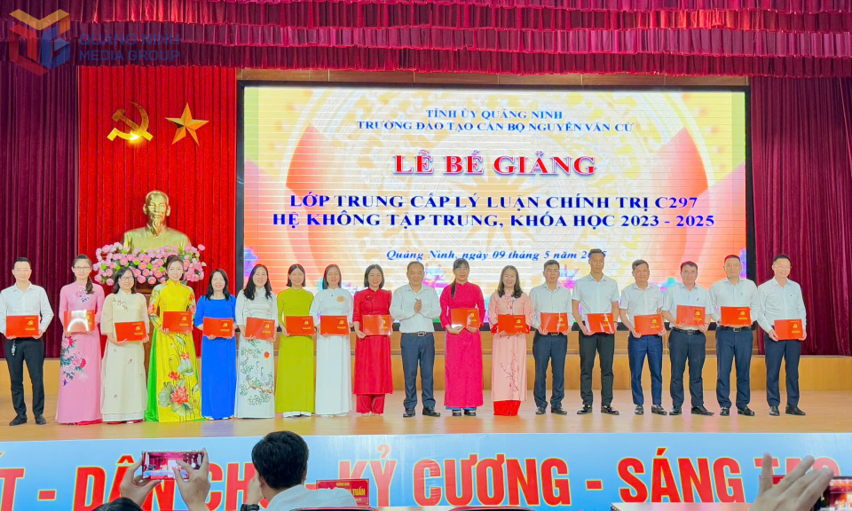 Lãnh đạo Trường Đào tạo cán bộ Nguyễn Văn Cừ, trao bằng tốt nghiệp cho các học viên lớp Trung cấp LLCT C297.