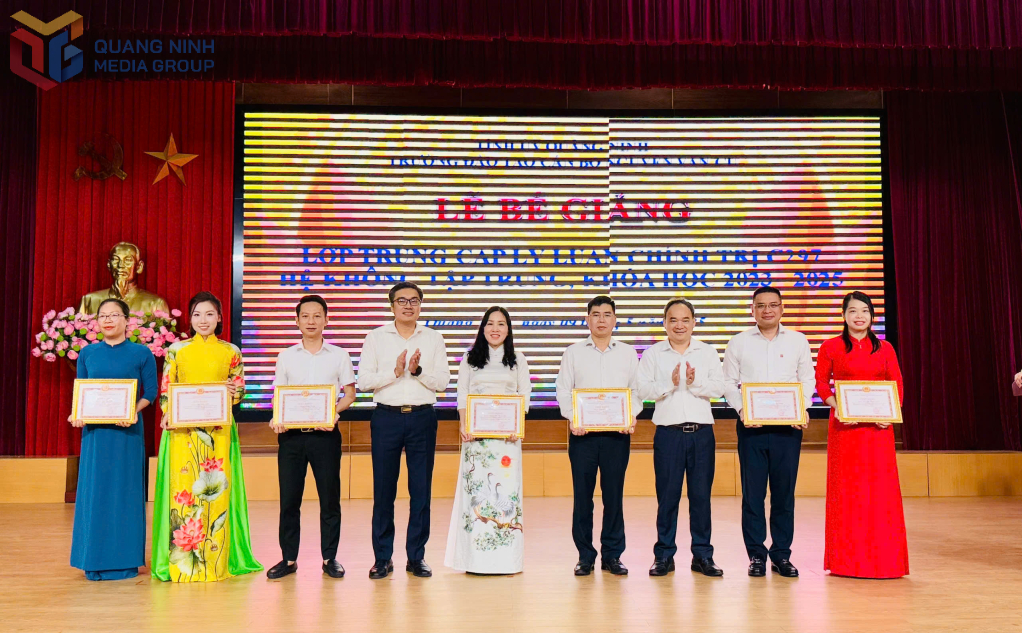 Lãnh đạo Ban Tổ chức Tỉnh ủy, trao Giấy khen của Trường Đào tạo Cán bộ Nguyễn Văn Cừ cho các học viên đạt thành tích cao trong học tập và rèn luyện.