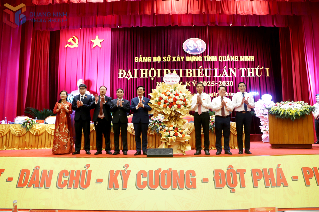 Đồng chí Vũ Văn Diện, Phó Chủ tịch Thường trực UBND tỉnh, Phó Bí thư Đảng ủy UBND tỉnh tặng hoa chúc mừng Đại hội