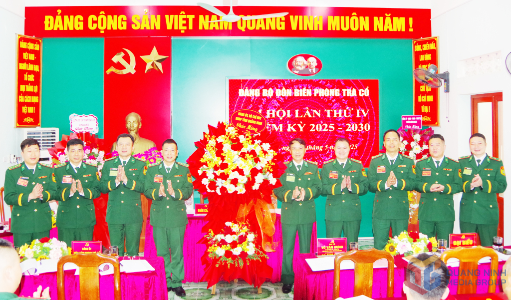 Đại tá Vũ Văn Hưng, Bí thư Đảng ủy, Chính ủy BĐBP tặng hoa chúc mừng Đại hội.
