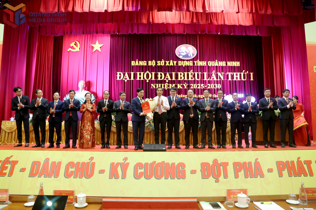 Đồng chí Vũ Văn Diện, Phó Chủ tịch Thường trực UBND tỉnh, Phó Bí thư Thường trực Đảng ủy UBND tỉnh trao quyết định và tặng hoa Ban chấp hành Đảng bộ Sở Xây dựng nhiệm kỳ 2025 - 2030