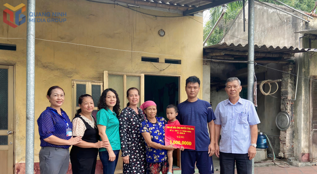 Chị Lương Thị Ngọc Bích trao tặng hỗ trợ cho trẻ em có hoàn cảnh khó khăn trên địa bàn phường Vàng Danh (TP Uông Bí).
