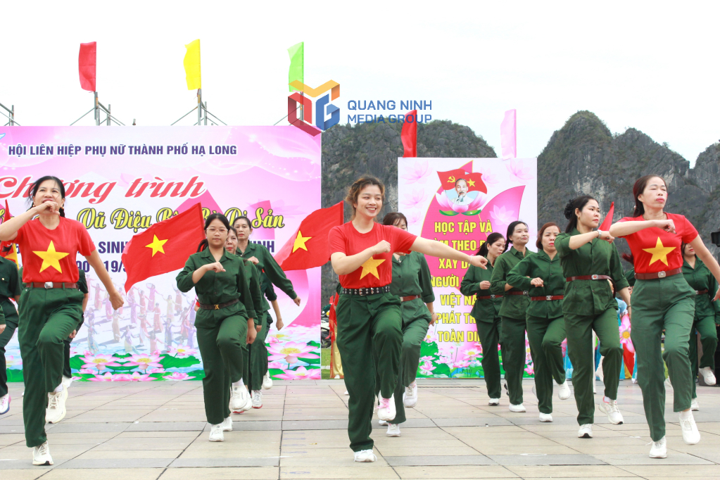 Phụ nữ Hạ Long khỏe khoắn và năng động khi biểu diễn dân vũ.